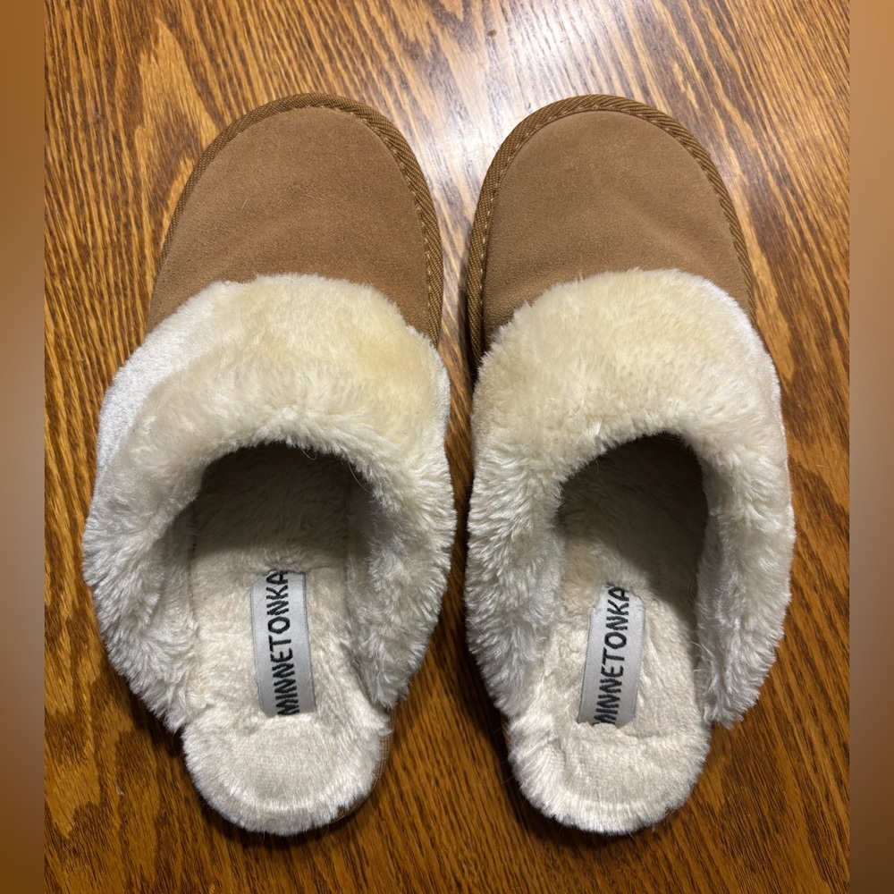Minnetonka Fuzzy Leather Slippers - 10
